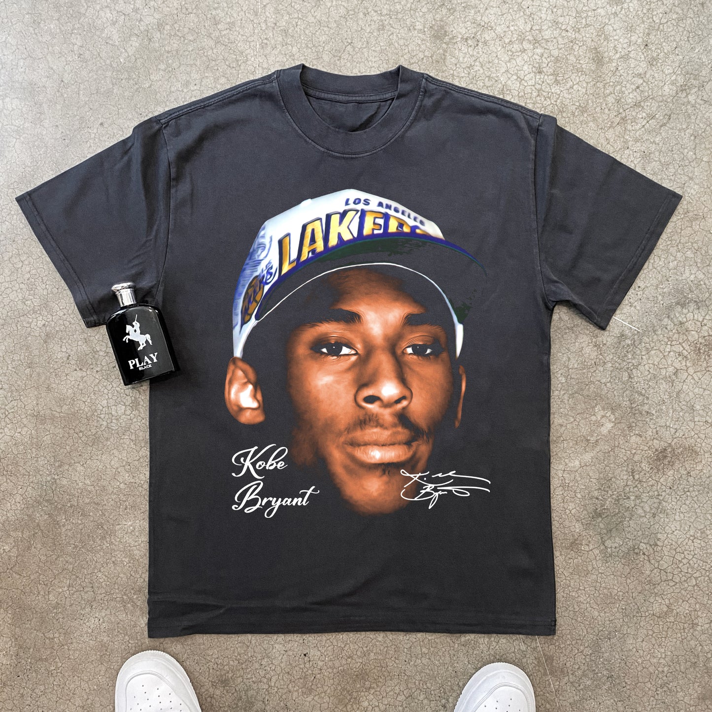 KOBE BRYANT LAKERS - BIG HEAD HEAVYWEIGHT BLACK T-SHIRT